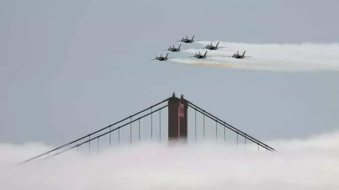 Ángeles azules sobre el puente Golden Gate