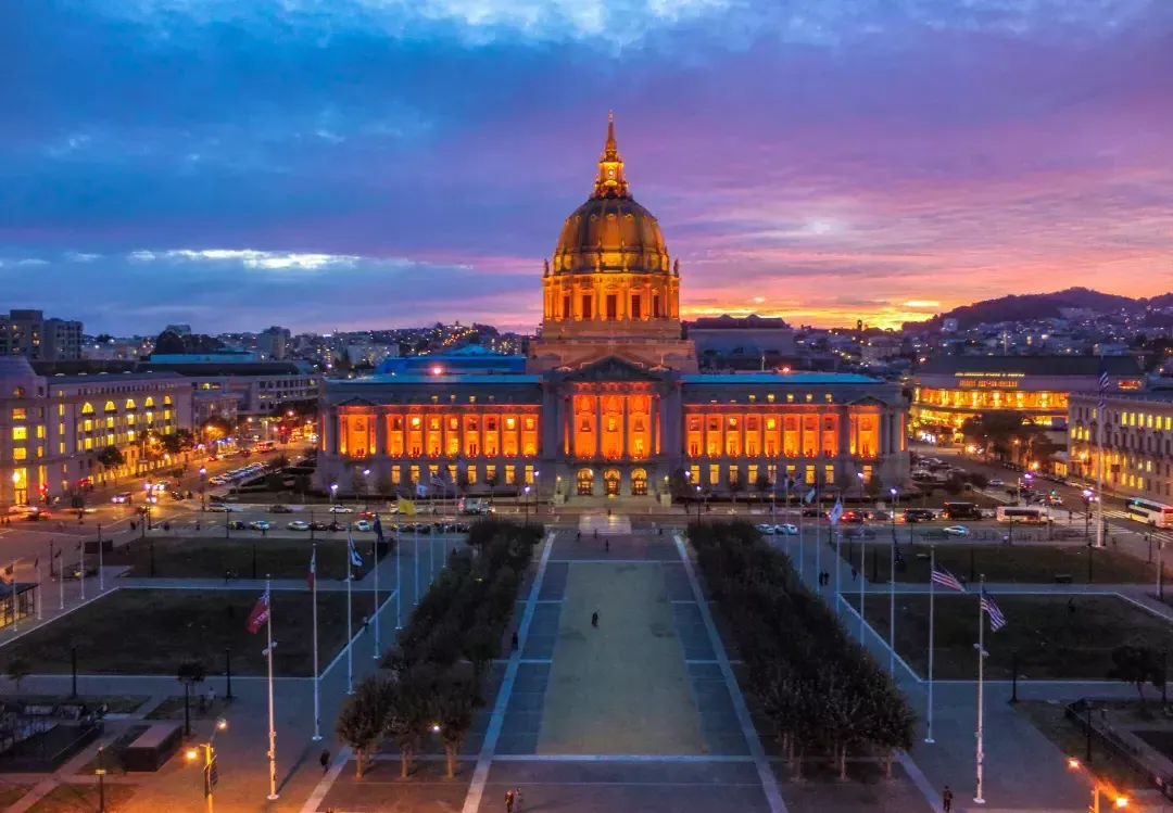 El ayuntamiento al atardecer