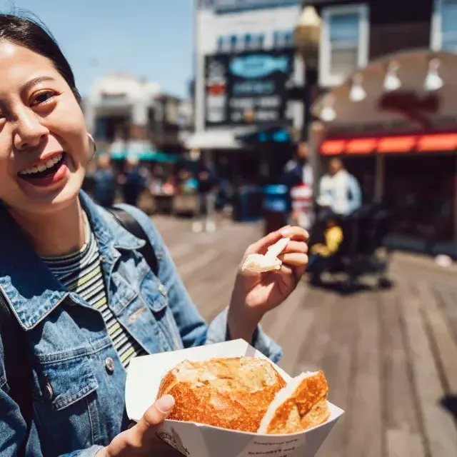 Mujer con sopa de pescado en PIER 39