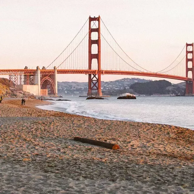 A Baker Beach de São Francisco é retratada com a Golden Gate Bridge ao fundo