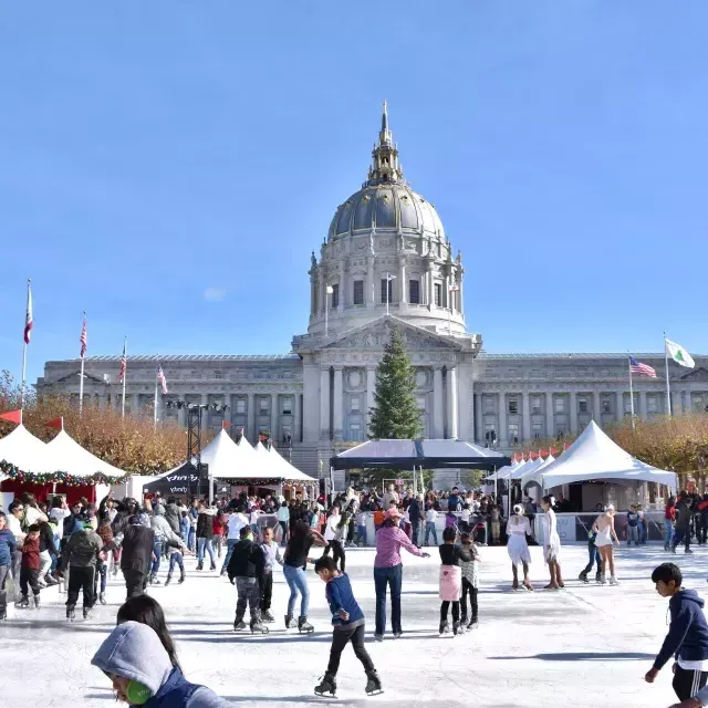 Schlittschuhläufer betreten auf einer der saisonalen Eisbahnen von San Francisco das Eis.